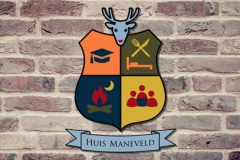 contact_logo_huis_maneveld_op_muur